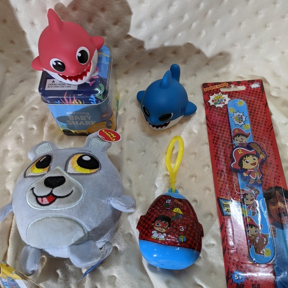 Birthday/Gift Closet - 6 items (mixed random characters) + FREE Bonus Gift - Picture 1 of 8